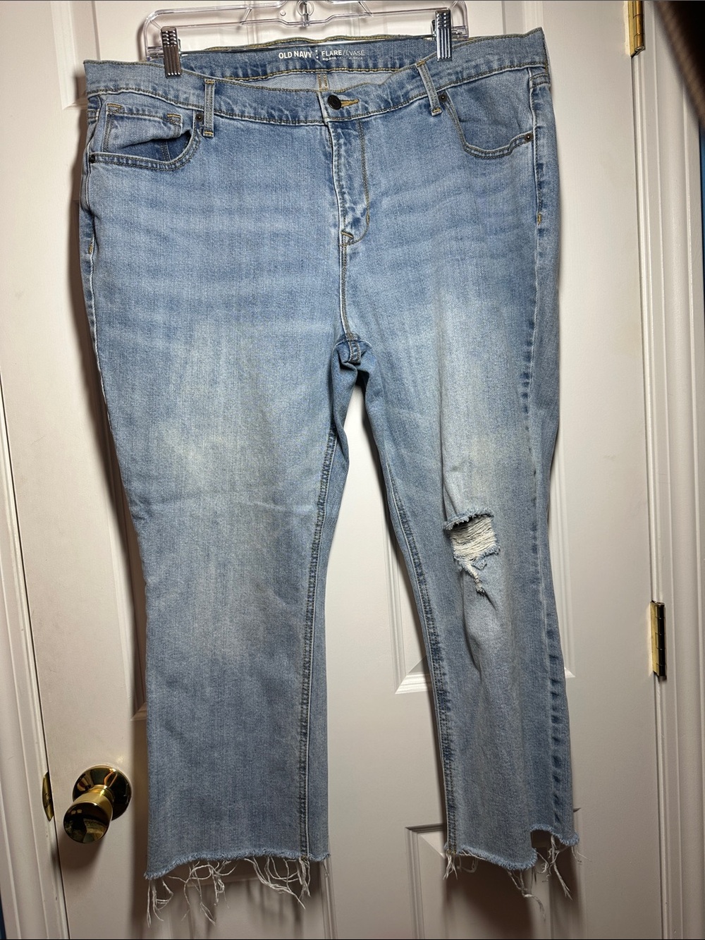 EUC Old Navy Light Wash Cropped Distressed Women's Jeans Sz 18